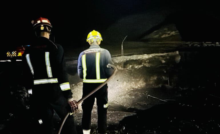 Hallan un cadáver carbonizado dentro de un coche tras extinguir un incendio de pastos en Morata de Tajuña