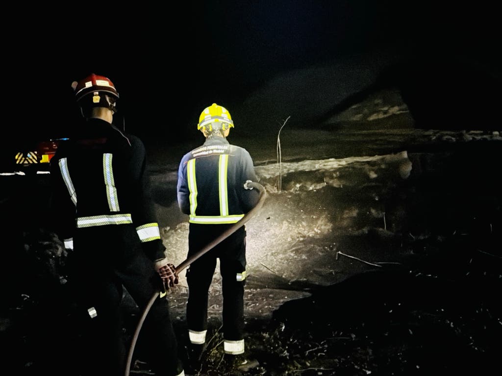 Hallan un cadáver carbonizado dentro de un coche tras extinguir un incendio de pastos en Morata de Tajuña