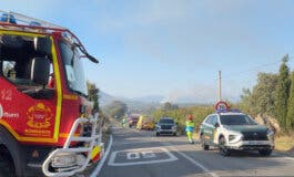Estabilizado un incendio con tres focos en Zarzalejo tras el desalojo de una urbanización y el corte de la M-532