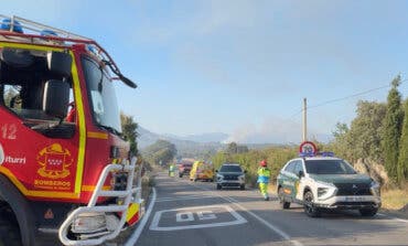 Estabilizado un incendio con tres focos en Zarzalejo tras el desalojo de una urbanización y el corte de la M-532