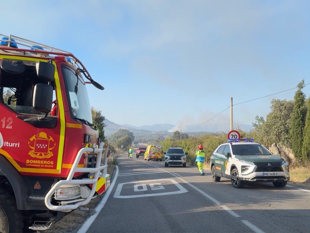 Estabilizado un incendio con tres focos en Zarzalejo tras el desalojo de una urbanización y el corte de la M-532