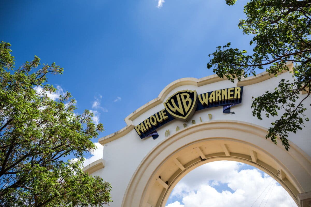 FACUA denuncia a la Warner y otros parques por impedir la entrada con comida y bebida