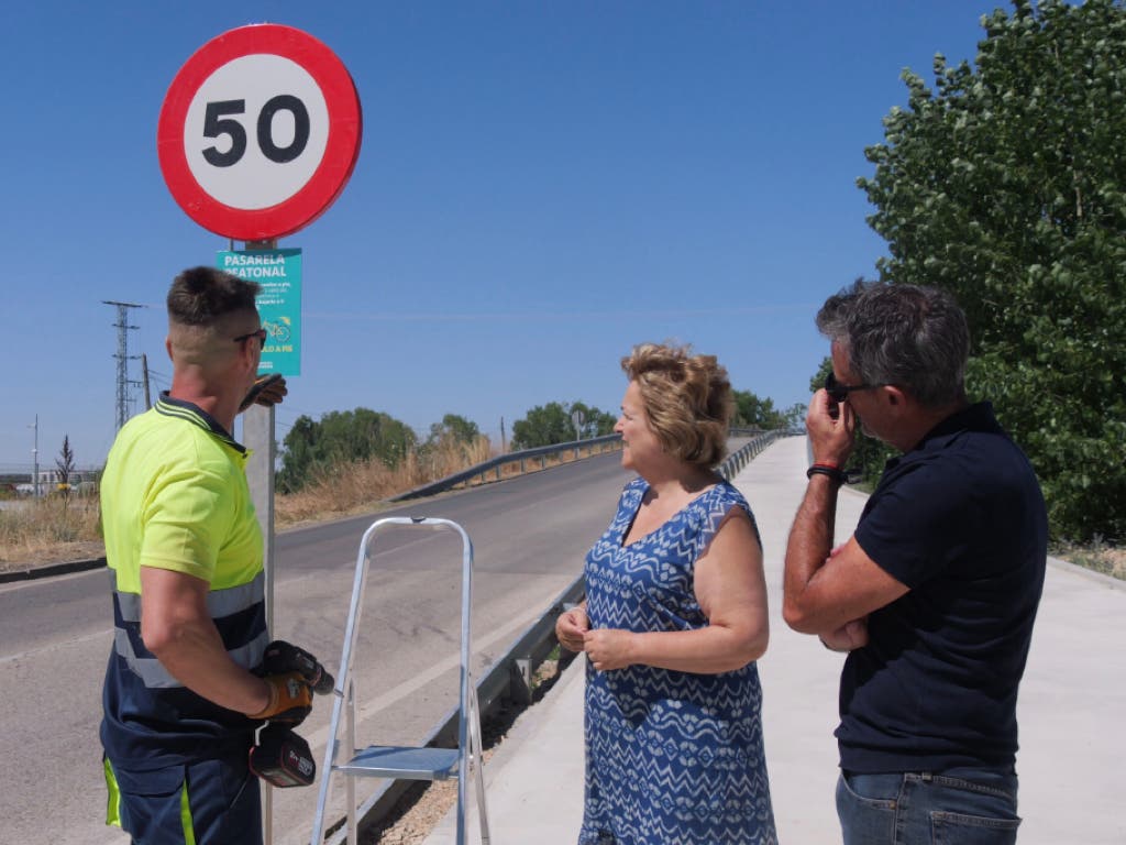 Alovera abre la nueva pasarela peatonal que conecta con el polígono y la A-2