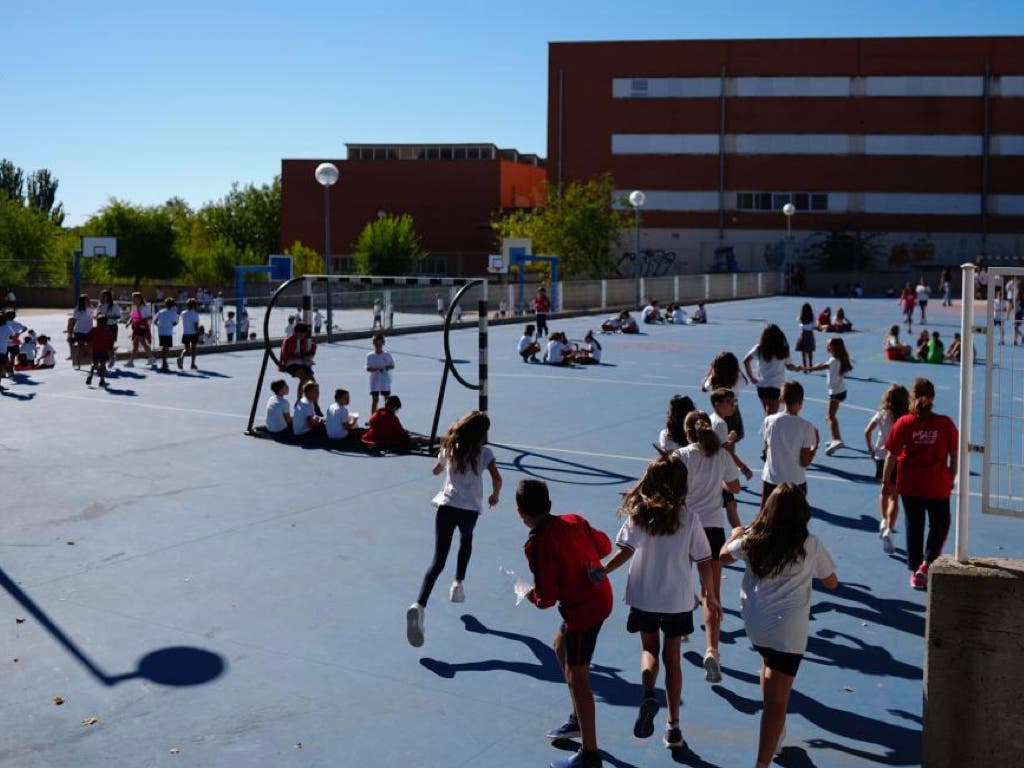 La Comunidad de Madrid aprueba 4,8 millones para abrir los colegios públicos por la tarde desde septiembre