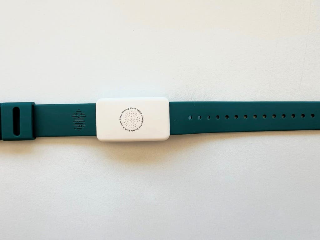 Alcalá de Henares estrena pulseras inteligentes para proteger del calor a los operarios de limpieza