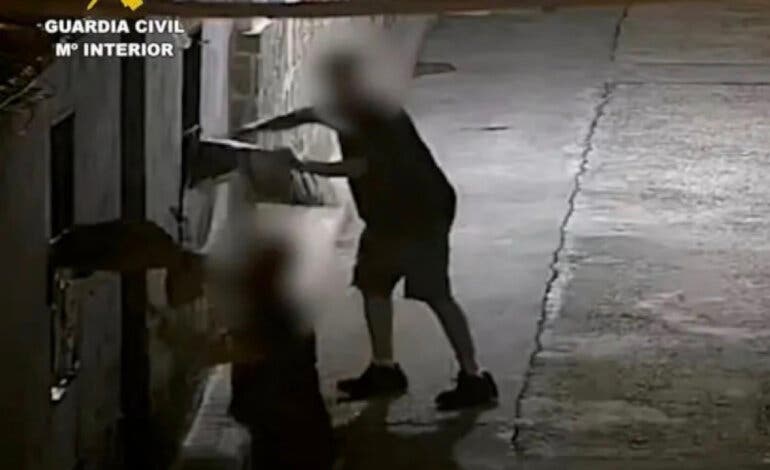 Torres de la Alameda condena el ataque con lejía a una familia vulnerable