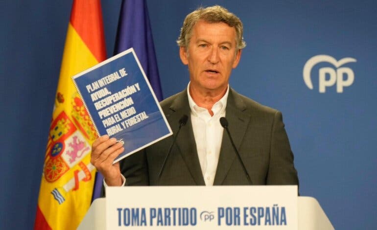 Feijóo presenta un plan contra incendios que incluye un registro nacional de pirómanos y pulseras telemáticas