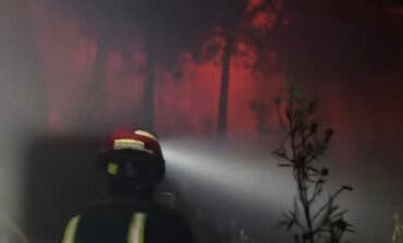 Madrugada de fuego en Collado Mediano: una hectárea arrasada y tres chalets afectados por un incendio forestal