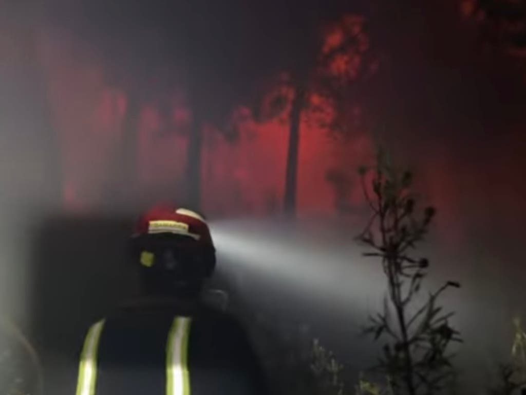 Madrugada de fuego en Collado Mediano: una hectárea arrasada y tres chalets afectados por un incendio forestal