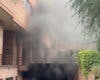 Un hombre intoxicado y varios coches calcinados en el incendio de un garaje en Fuencarral