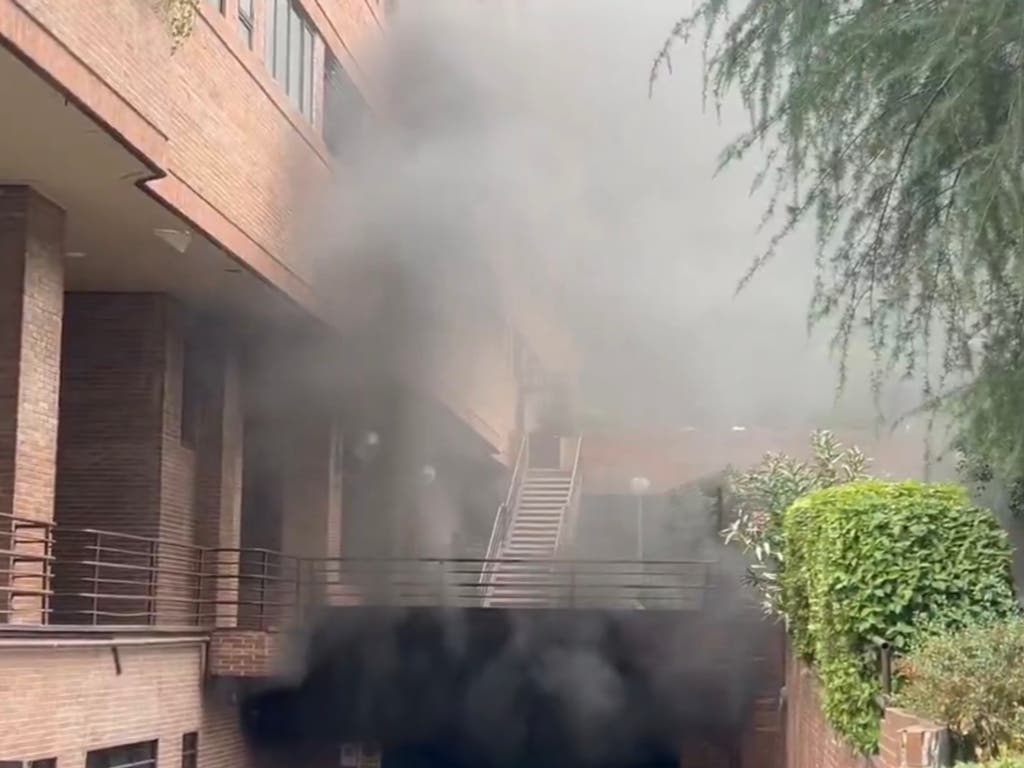 Un hombre intoxicado y varios coches calcinados en el incendio de un garaje en Fuencarral
