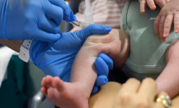 La Comunidad de Madrid abre este lunes la cita previa para vacunar a bebés contra la bronquiolitis