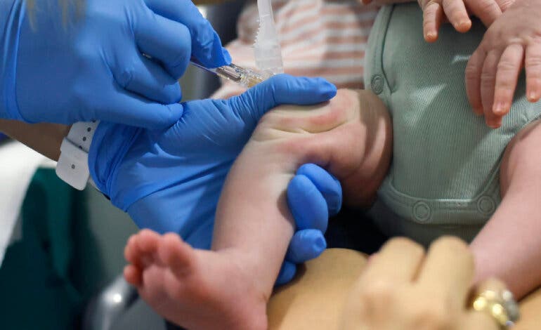 La Comunidad de Madrid abre este lunes la cita previa para vacunar a bebés contra la bronquiolitis
