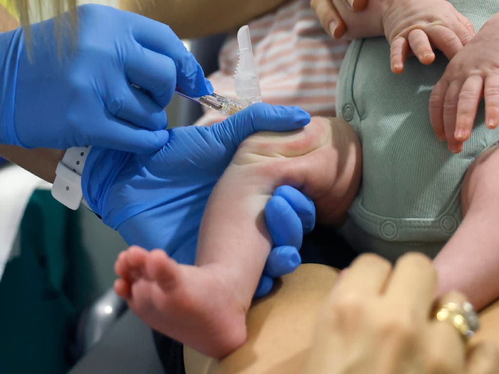 La Comunidad de Madrid abre este lunes la cita previa para vacunar a bebés contra la bronquiolitis