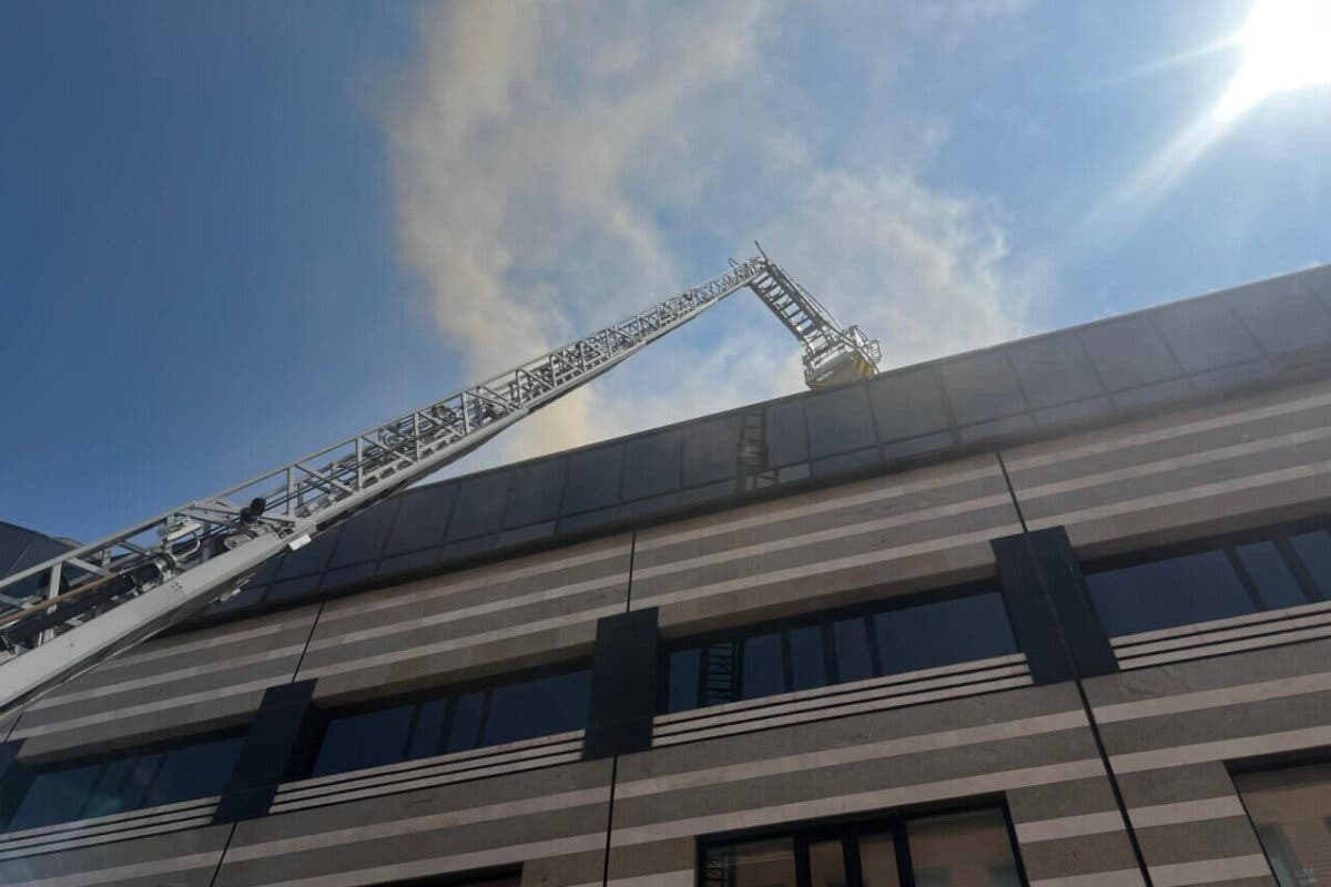 Un incendio en unos locales comerciales de Ciudad Lineal provoca una gran columna de humo
