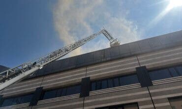 Un incendio en unos locales comerciales de Ciudad Lineal provoca una gran columna de humo