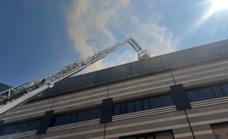 Un incendio en unos locales comerciales de Ciudad Lineal provoca una gran columna de humo