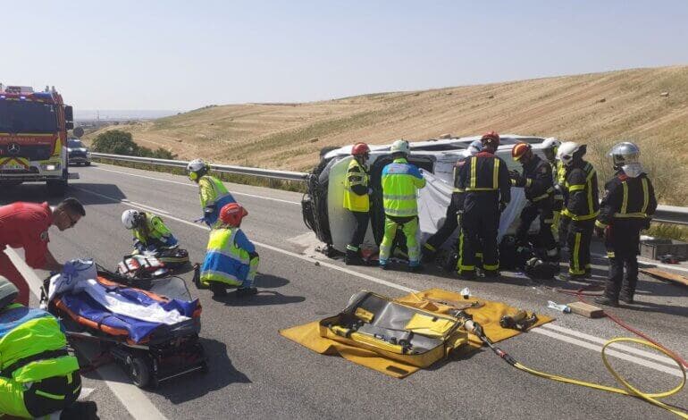 Herido grave un joven de 19 años tras chocar su furgoneta contra un camión en Daganzo