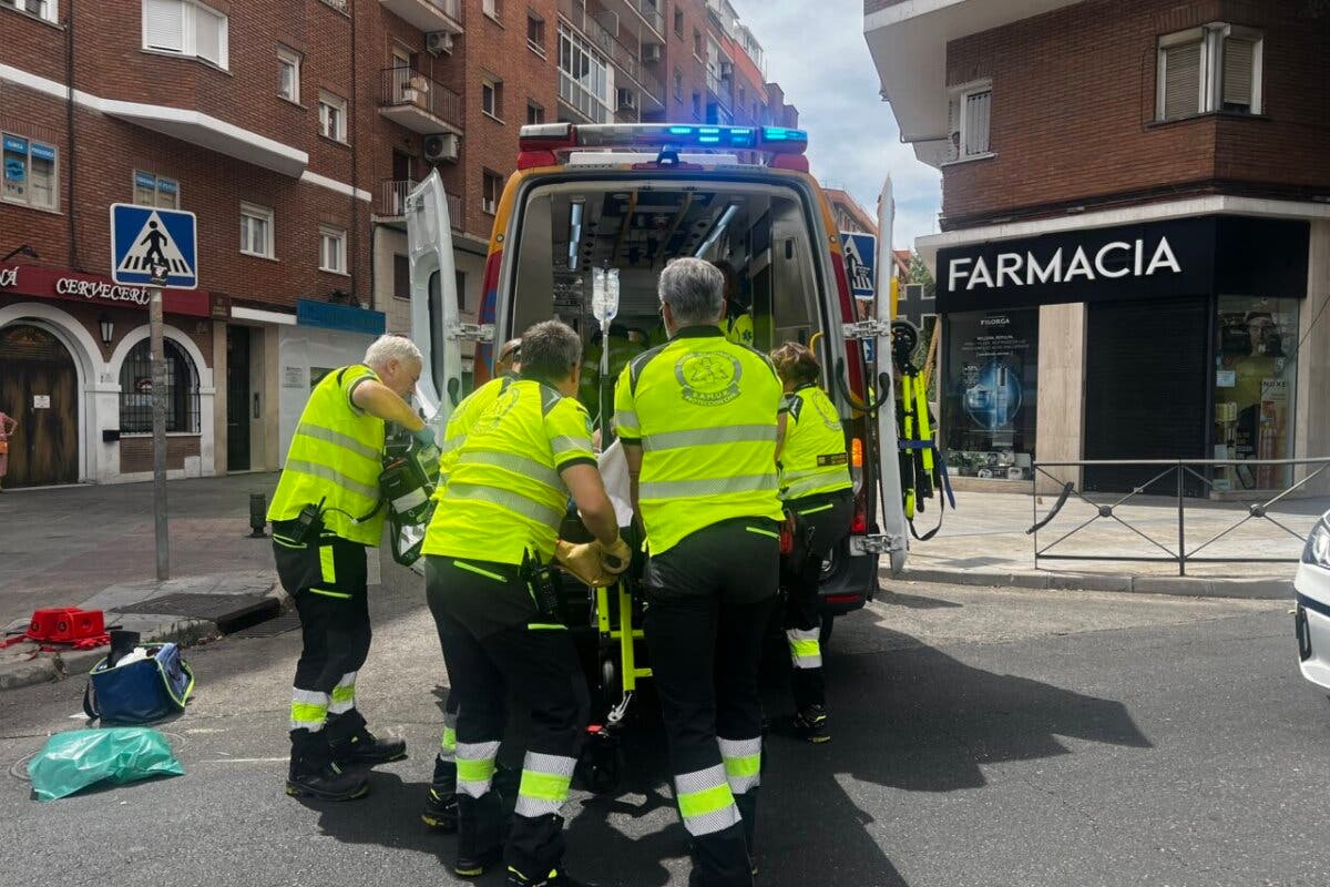 Herido grave un motorista tras chocar contra un coche y una valla en Madrid