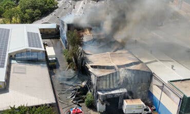 Un incendio arrasa una nave de paquetería en Getafe
