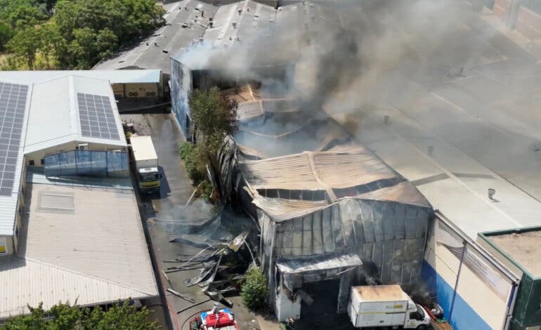 Un incendio arrasa una nave de paquetería en Getafe