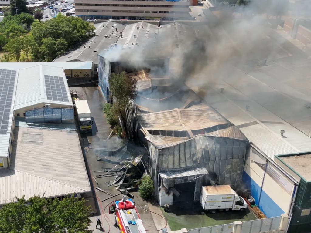 Un incendio arrasa una nave de paquetería en Getafe