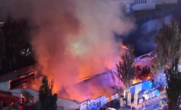 Desalojado el gran hotel Los Ángeles de Getafe por el incendio de una nave industrial