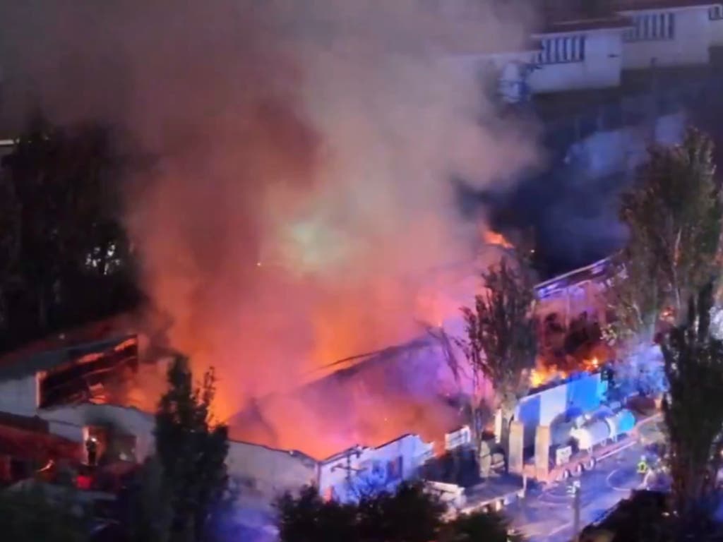 Desalojado el gran hotel Los Ángeles de Getafe por el incendio de una nave industrial