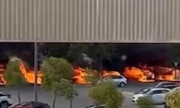 Arden diez coches en un incendio en el parking del centro comercial Xanadú