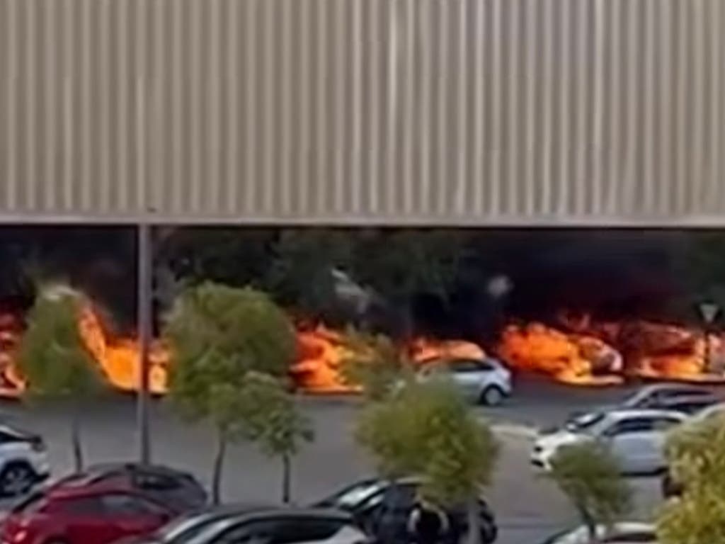 Arden diez coches en un incendio en el parking del centro comercial Xanadú