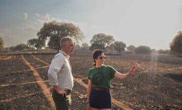 Ayuso visita la zona afectada por el incendio de Tres Cantos y anuncia que pedirá al Gobierno la declaración de zona catastrófica