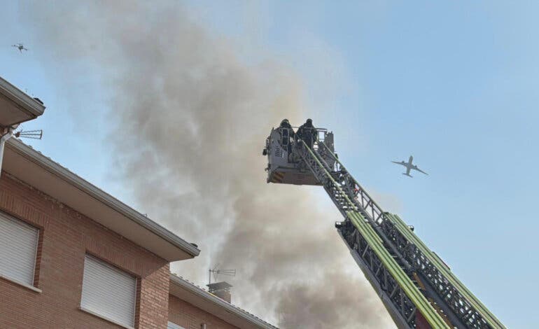 Un incendio calcina por completo un chalet adosado en Arganda del Rey
