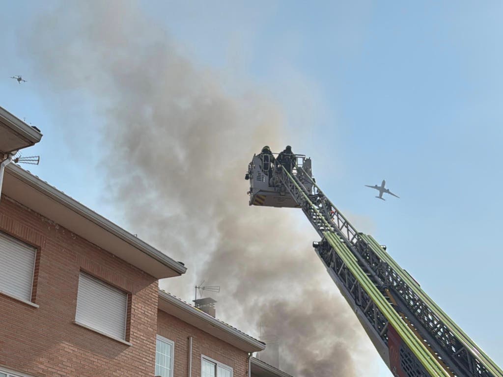 Un incendio calcina por completo un chalet adosado en Arganda del Rey