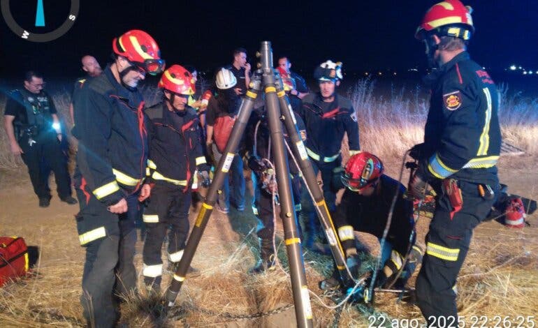 Rescatada una joven tras caer en un pozo de seis metros en Torrejón de Ardoz