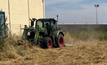 Azuqueca desbroza ocho parcelas privadas para evitar incendios y pasará la factura a los propietarios