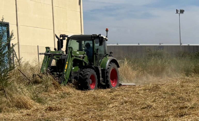 Azuqueca desbroza ocho parcelas privadas para evitar incendios y pasará la factura a los propietarios