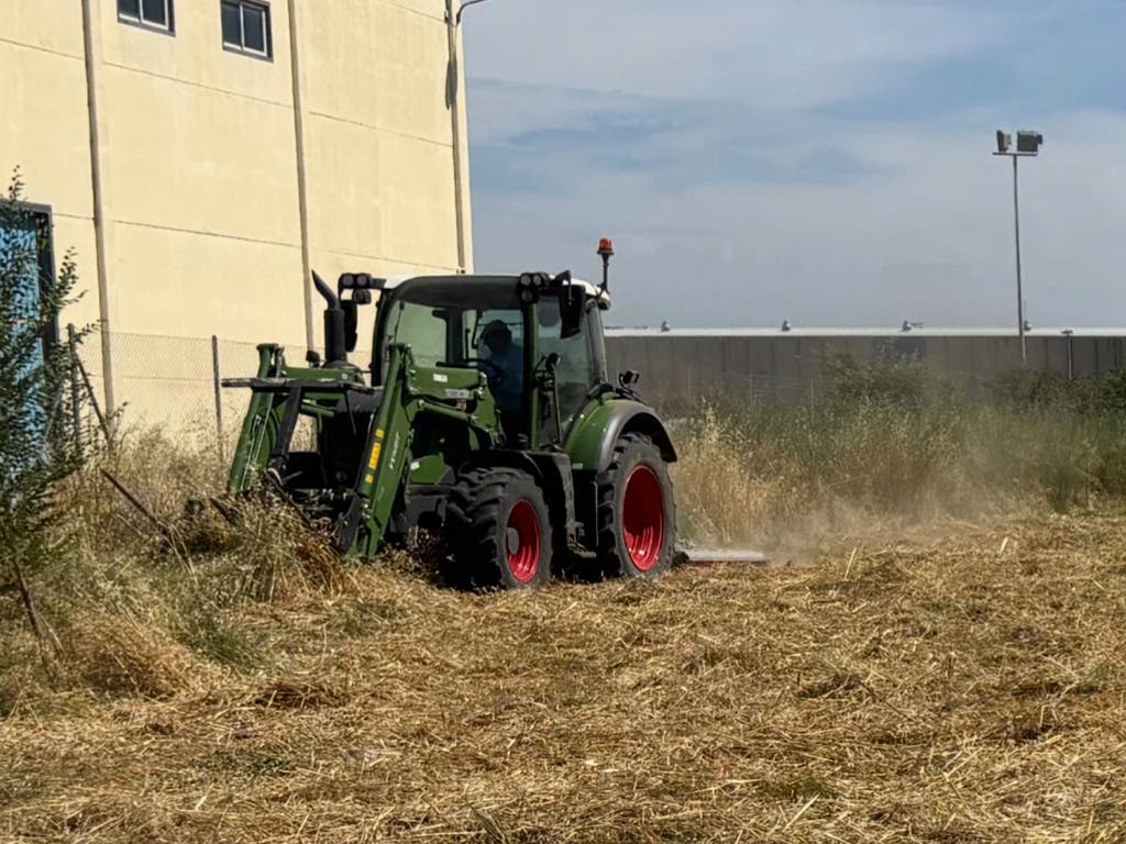 Azuqueca desbroza ocho parcelas privadas para evitar incendios y pasará la factura a los propietarios