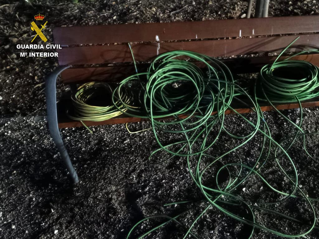 Dos detenidos tras ser sorprendidos de madrugada robando cable del alumbrado público de Alovera