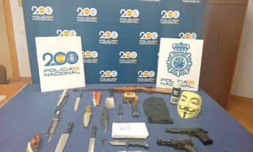 Detenida en Madrid por señalar y amenazar a policías en redes sociales con fotos, datos y armas prohibidas