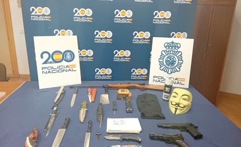 Detenida en Madrid por señalar y amenazar a policías en redes sociales con fotos, datos y armas prohibidas