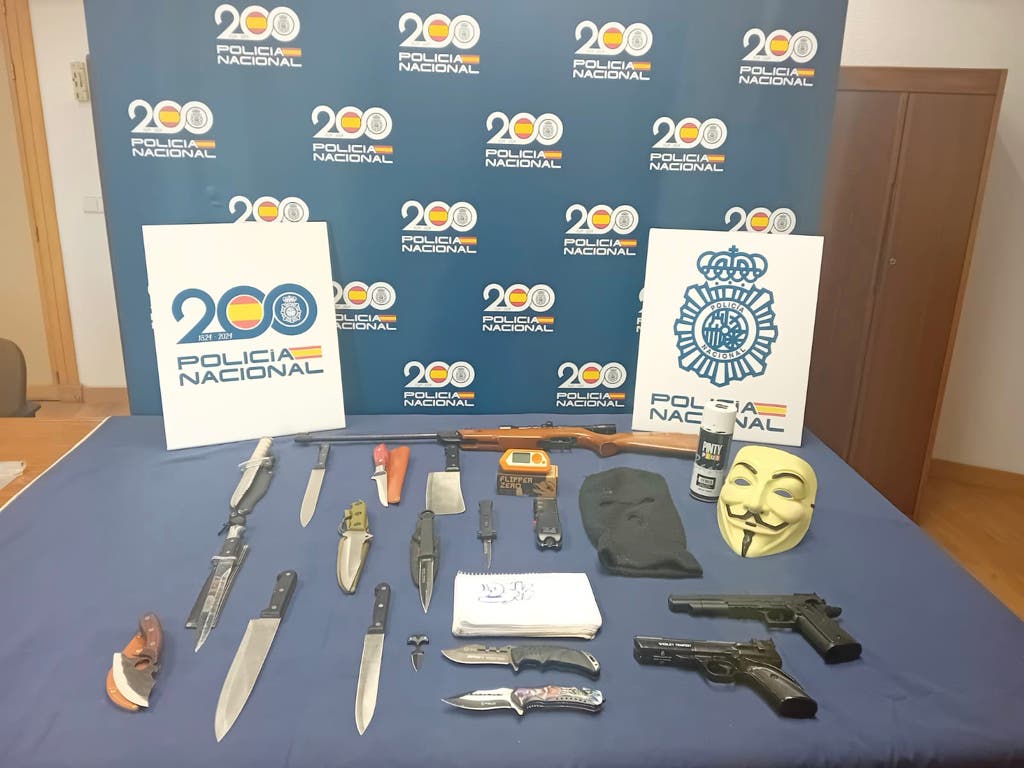 Detenida en Madrid por señalar y amenazar a policías en redes sociales con fotos, datos y armas prohibidas
