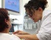 La tecnología puntera que permite al Hospital de Torrejón operar las cuerdas vocales sin pasar por quirófano