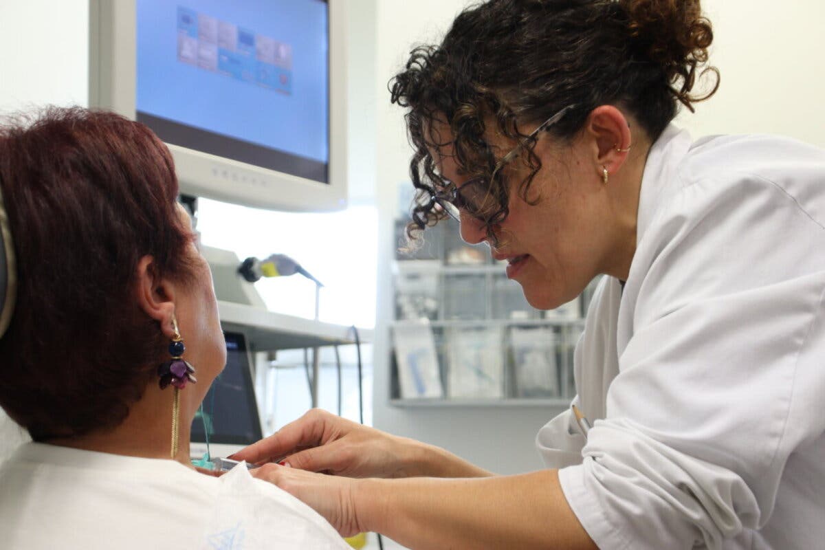 La tecnología puntera que permite al Hospital de Torrejón operar las cuerdas vocales sin pasar por quirófano