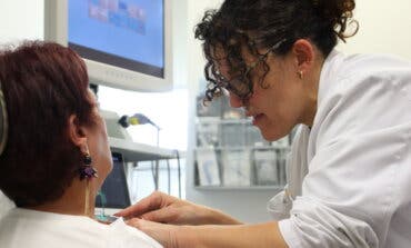 La tecnología puntera que permite al Hospital de Torrejón operar las cuerdas vocales sin pasar por quirófano