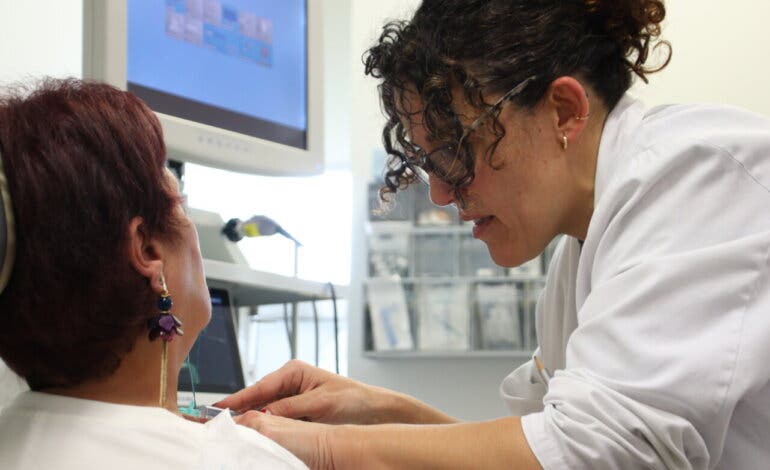 La tecnología puntera que permite al Hospital de Torrejón operar las cuerdas vocales sin pasar por quirófano