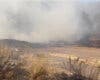 Diez dotaciones de bomberos extinguen un incendio de pasto con mucho humo en la Cañada Real