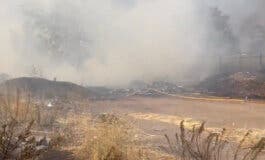 Diez dotaciones de bomberos extinguen un incendio de pasto con mucho humo en la Cañada Real