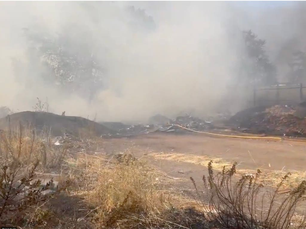 Diez dotaciones de bomberos extinguen un incendio de pasto con mucho humo en la Cañada Real