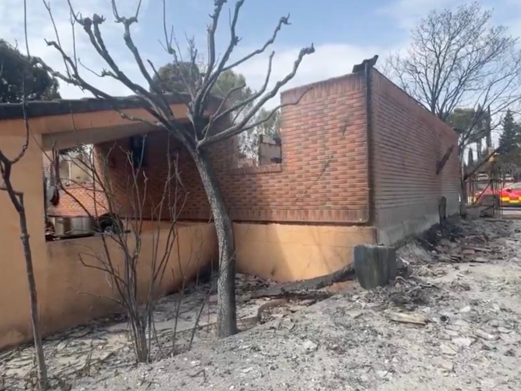 Los vecinos desalojados por el incendio de Tres Cantos comienzan a regresar a sus casas