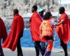 El Gobierno inicia este lunes el traslado a la Península de menores migrantes desde Canarias